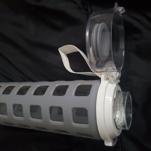 Ello Glass WaterBottle OneTouch FlipLid 20oz Gray Silicone Sleeve Sling BPA Free - Picture 4 of 5